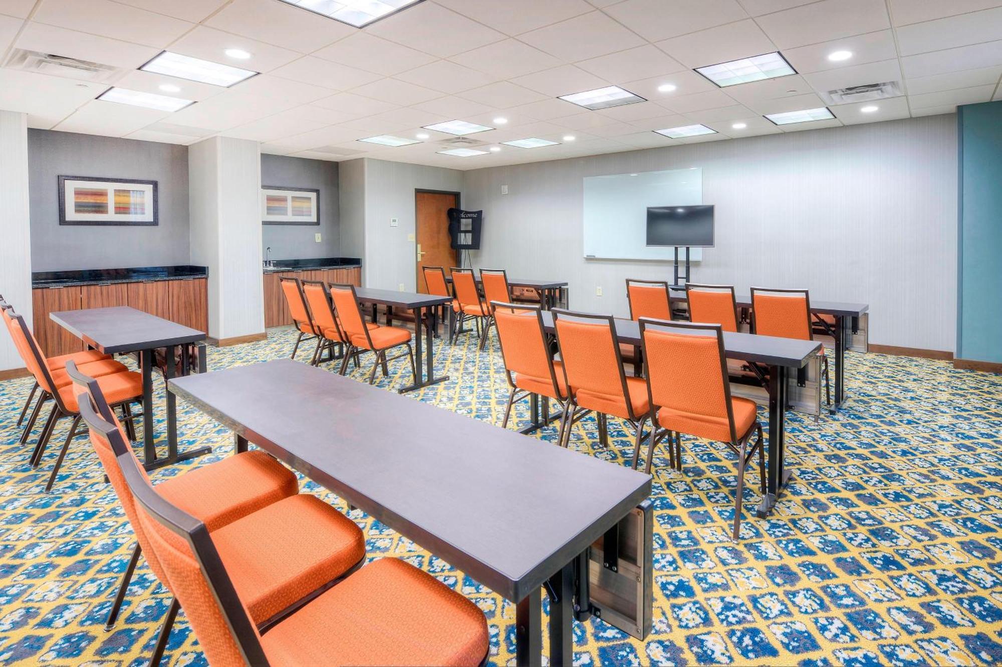 Fairfield & By Marriott Downtown Hotel 3*
